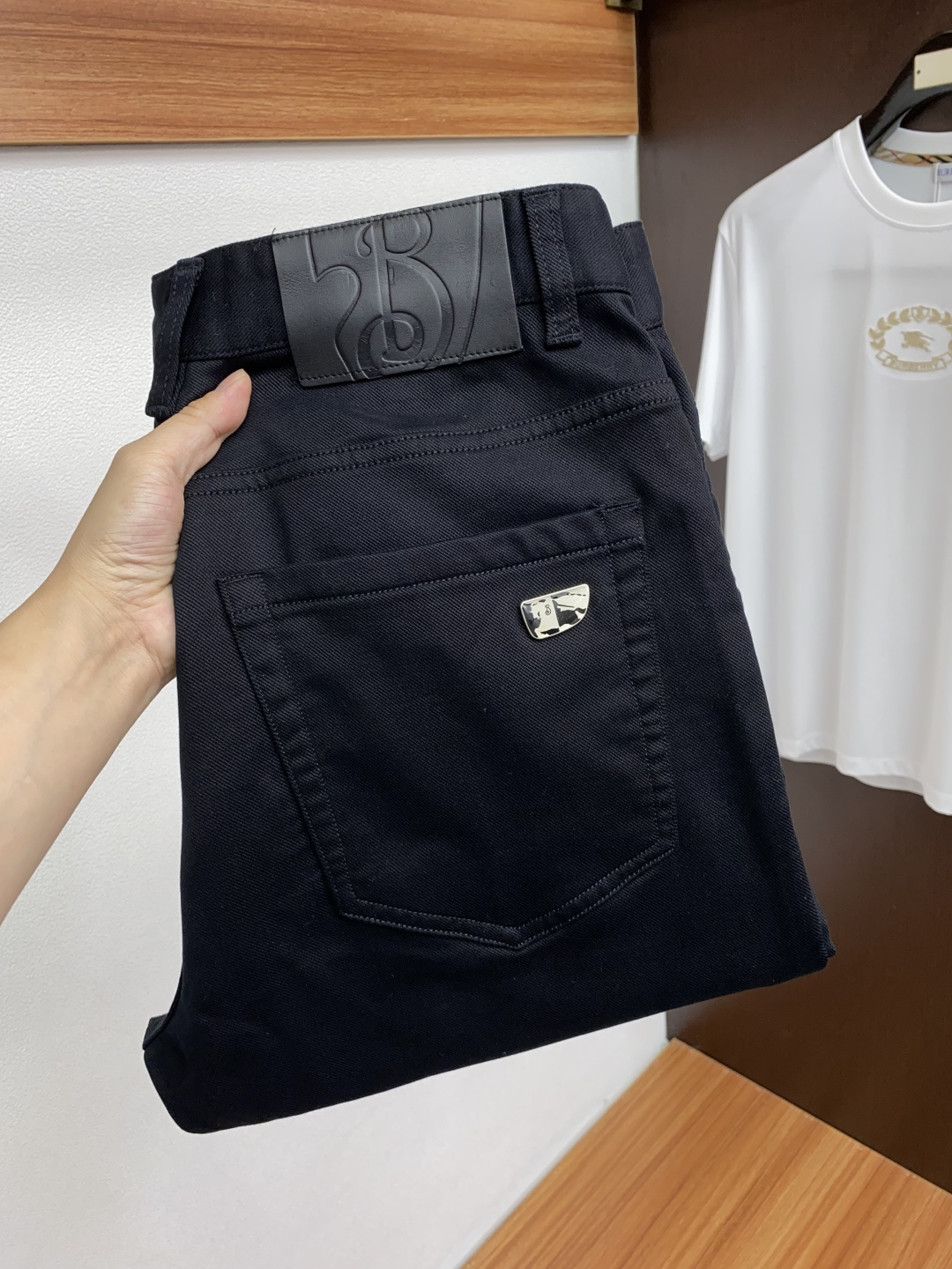Burberry's new spring/summer 2025 casual pants are cleanly cut, with a strong urban style. They are made of finely spun pure cotton fabric, which feels soft, sticky, and dry to the touch. The upper body effect is crisp and stylish. Exquisite hardware, very attractive for business and leisure. With so many top-notch materials, it creates a high-end product with unparalleled value, which is the first choice for high-end trendy and fashionable peopleSize: 30-38
