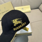 Comes with a box bag, Burberry's new original baseball cap, 1:1 custom mold, and a brand new three-dimensional warhorse embroidery, exquisite and flawless! Original canvas fabric+top layer cowhide, meticulous workmanship, original factory quality, exclusive physical photography. Black and white two-color shipping. - Image 3