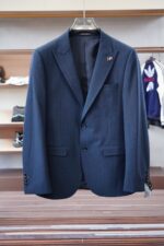 25SS autumn and winter new suit suit suit 🫑🫑 Two piece trendy and fashionable suit, a must-have item for business elite wardrobes, men's formal wear, fashionable and trendy wear, brand classic logo logo logo super generous, classic styles will be released every quarter! Wearing the pattern is really great, strongly recommended!Sharp and ergonomic tailoring, with a tall and handsome upper body, simple and elegant. Comfortable and slim fit, showcasing a gentlemanly demeanor at a glance. Made from carefully selected suit fabrics, including 20% wool, 18% viscose, 58% polyester, and 4% spandex, the fabric feels soft and delicate, with good luster and elasticity. The waist is made of sheepskin and leather, and is adorned with Louis Vuitton's soul logo embossed with letters! The silhouette and waist cinching add more comfort to the dressing of stylish men, making them look slim yet handsome!Used for making high-end professional and business formal suits, renowned worldwide for its classic and solemn design style. A high-end business casual suit set that requires high craftsmanship, takes a long time to make, and can be worn all year round!The fabric is flat, with a smooth and full texture, and a firm appearance. It is made of high-quality cotton wool material, and the quality of the material is visible when tied tightly.Regarding details: The high-end suit is cut with a modern feel, combining traditional cutting art with modern production techniques. It adopts fully imported automatic cutting pieces, with almost zero error in each piece of fabric, and then hand sewn by top tailors to ensure the fit and beauty of every part. The front two layers are saved, and according to the principles of ergonomics, it is slim fitting but not tight fitting. The elastic of the cow tendons on both sides of the waistband of the trousers can be adjusted! Not wearing tight waists!Classic collar design, classic style without conservatism, simple and elegant. The lining of the collar is made of pure handmade tribute needles, and we insist on hand sewing handicrafts, all of which are from the hands of experienced craftsmen. The quotation is based on the labor and time consumption per meter, and each stitch is rigorous and excellent, without any burrs or stitches on both sides. Handcrafted sleeves, hand nail buckles, hand calibration, and handmade threading can be seen everywhere, delicate and smooth, effectively reducing static electricity in autumn and winter, creating a high sense of unity on the surface and inside. It is worth buying for any man, as it can boost your face in various formal occasions!Color: Black【 Size 】: 46-56 - Image 2