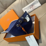 配盒子布袋，HERMÈS (爱马仕)原单棒球帽，经典H，正品开模订制，原版透气帆布面料+头层牛皮，原厂精钢调节扣，做工细致，时尚帅气质量超赞！ - Image 9