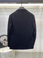 华伦天奴2025秋季新品男士休闲羊毛西装西服外套，高级定制高密西装面料，成衣经过丝光处理，超级柔软舒适，质感超赞。上身时尚有型，做工精雕细琢。视觉效果超强。专柜原版剪裁，全原版五金辅料，衣橱里绝无仅有的潮爆佳品。 尺码：M-3XL 178 140斤L修身 最大穿190斤 - Image 8