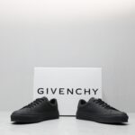 🌟  《顶级品质》
GⅣENCHY纪梵希魔术贴经典款 
专柜官网同步 市面最高版本 原版一比一复刻 四季潮鞋！纪凡希鞋子做工讲究 每一条走线都是按照原版样式 基本做到零瑕疵 媲美专柜 毫无压力 此款鞋即新潮又百搭！
▪️鞋面:进口摩术贴
▪️鞋面:进口头层牛皮
▪️垫脚:羊皮内里
▪️大底:原版TPU
▪️码数:女35一40 男39一44 - Image 2