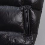 2025秋冬新款🆕羽绒服顶级代购版本羽绒马甲⬆️Moncler Lipsi羽绒马甲.撞色拼接设计.填充超级饱满.

Lipsi男士羽绒马甲采用亮面nylon laqué面料制成，适合换季穿着，带来温暖呵护。

Lipsi短款羽绒马甲演绎Moncler经典设计，是换季衣橱的必需单品。采用轻盈的功能性nylon laqué面料制成，撞色衬里尽显活力。
详情
•采用轻盈nylon laqué面料制成
•轻盈nylon laqué衬里
•填充羽绒
•立领
•拉链开合
•拉链口袋
•雪尼尔标识贴片
Size：1-5 黑色/象牙白 情侣款 - Image 12
