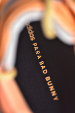 ▪细节鉴定
坏痞兔Bad Bunny x AD Gazelle Indoor Trainers "Benito"羚羊内训系统低帮复古百搭休闲运动德训风板鞋“棕色变形鞋头” JS5050 - Image 5