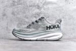 纯原级别 HOKA ONE ONE Clifton 克里夫顿9代专业性能减震公路跑步鞋 轻盈透气的针织网面和纱线的使用让鞋面更挺拔 增强鞋面的强度和支撑性能 搭配柔软的鞋舌 让双脚在舒适包裹中跑的更加畅快 全新泡棉中底 柔软的同时增强回弹性能 为不同跑者提供更平稳流畅的脚感 带来全面的缓冲保护 根据人体工程学设计的延长拉襟 后跟处弹软的海绵填充舒适固定 避免掉跟和摩擦 相比上一代光滑的内衬 Clifton 9的内衬增强了摩擦力 避免双脚在鞋内滑动 SIZE：36 36.5 37.5 38 38.5 39 40 40.5 41 42 42.5 43 44 44.5 45