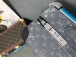 GF4343FB
全新 Horizon 拉杆箱以个性创意革新路易威登的传奇经典，为标志性 Monogram 帆布点缀旅行贴饰，追溯品牌传统行李箱的设计风尚。皮革边角保护和超大外置拉杆丰富智慧细节，打造优雅且实用的旅行伴侣。
详细特征

（长×宽×高）
·Monogram 帆布
.牛皮饰边
.织物内衬
.银色金属件
.拉链开合，配有挂锁
.路易威登标识
.内层平整
.弹性饰带
.口袋分层
.皮革边角
.大号外置拉杆
.4 个紧凑型滑轮
.机舱行李尺寸 - Image 6