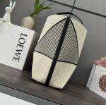L⊚℮w℮新款🆕 Puzzle Fold手袋  手袋从品牌经典手袋系列的几何线条汲取灵感含几何建筑美感的镶片重新诠释，经巧呈现能够完全扁平折叠，可谓旅行品牌运用创意巧思打造柔软轻盈的手袋，此版本采用棉质提花，搭配牛皮革提手 🉑️肩背或手提 植物衬里*L⊚℮w℮刺绣
size:25.5*14.5*31.5CＭ
型号：052404 - Image 2