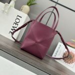 L⊚℮w℮新款🆕迷你🌟双色🌟亮面牛皮革Puzzle Fold 手袋从品牌经典手袋系列的几何线条汲取灵感🆕以富含几何建筑美感的镶片重新诠释,能完全折叠，可谓旅行良伴🖤品牌运用创意巧思打造柔软轻盈的手袋，搭配低调雅致的 LOEWE 品牌标志。此迷你版本双色版本采用亮面牛皮革打造、可肩背、斜背或手提 可拆卸可调整肩带 绒面革衬里L⊚℮w℮烫金。
size:16.5*9.5*20CM
型号：052322（配全套包装） - Image 2