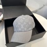 LV路易威登官网同步高版本 新款牛仔棒球帽🧢
火爆技术升级，洗水牛仔风街头风十足
更符合现在时尚小哥哥小姐姐的style，机场街拍超飒！ - Image 9