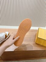 男码加10  Fendi芬迪板鞋首款大头运动鞋~~fendi match篮球运动鞋，最新元素注入加FF复古的设计，超经典百搭系列……
鞋面采用牛皮和牛猄拼接组合，侧面凸起的双F logo，内里采用毛巾布里，TPU发泡组合双色大底不一般的舒适！情侣款35-44 - Image 9