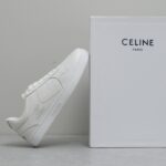 𝐂𝐄𝐋𝐈𝐍𝐄 思琳𝟐𝟎𝟐𝟑/𝐒𝐒新款撞色条纹小白鞋  继Celine熊猫鞋成为很多男生的最爱之后 🔥火爆推出新的配色版型 整体设计简约和经典配色 标志性CELINE 凯旋门镂空LOGO压纹绑带搭配活力色彩 许魏洲、梁靖康自在演绎，定格活力韵律 Size：女码35-40 男码39-44M