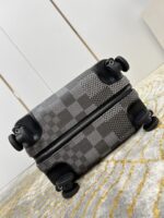 GF4343FB
独家实拍 黑大格拉杆箱】全新 Horizon 拉杆箱以个性创意革新路易威登的传奇经典，为标志性 Monogram 帆布点缀旅行贴饰，追溯品牌传统行李箱的设计风尚。皮革边角保护和超大外置拉杆丰富智慧细节，打造优雅且实用的旅行伴侣。详细特征35.0 x 23×53cm（长×宽×高）人工测量1-2cm误差 
【温馨提示❤️此款无包装/不支持退换】 - Image 6