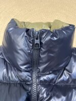 蒙口 moncler 🌟
大标马甲两色合拍图 Moner盟可睐 早秋新品 Lipsi男士羽绒马甲，演绎Moner经典设计，是换季衣橱的必需单品。采用轻盈的功能性lon laque面料制成，撞色衬里尽显活力。
款号：大标马甲

尺码：12345
颜色：米白 黑色 - Image 13