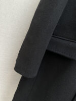 Burberry launches a new men's cashmere coat in stock for autumn and winter 2025, showcasing luxurious quality and outstanding style. 🧥 Essential items for men in autumn and winter 🧥This coat from Bajia is carefully crafted with 100% imported Australian cashmere, with a delicate texture and soft comfort, bringing you unparalleled warmth experience in the cold autumn and winter seasons. Black and khaki are two classic colors to choose from, meeting the needs of different occasions and personal styles. 👔👔Its suit collar design highlights elegance and grandeur, while the mid to long silhouette exudes a more imposing presence. Whether it's business occasions or daily travel, you can make yourself the center of attention. ⌚ ️It is worth mentioning that the collar side seam is carefully marked with the BURBERRY logo, showcasing the unique charm and noble identity of the brand. The embossed leather decoration of Burberry TB logo on the left sleeve adds a touch of fashion and personality to the overall look. 👍Opening the coat, the BURBERRY jacquard lining inside is even more stunning. The exquisite jacquard craftsmanship showcases the brand's ultimate polishing of details. 🫰Burberry's new men's cashmere coat for autumn and winter 2025 is a perfect combination of quality and fashion, making it an excellent choice for your autumn and winter season. Let's welcome this beautiful season together with the demeanor of kings.Size: S-XXL. - Image 5