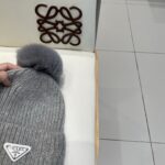 🧢普拉达💰RADA👒 秋冬新款配狐狸毛球专柜针织毛线帽，超火爆💖质感一流，出街超好搭配！减龄神器 - Image 6