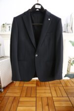 🔥 Fan Sizhe/Vers * ceAutumn New Arrivals 📸 Casual and fashionable original suit set, with the brand's classic logo mark 👍🏻 Super generous, with lining design emphasizing perfect lines, perfectly blending the low-key and melancholic temperament of England with the exquisite and noble French style. A sleek and ergonomic cut, with a tall and handsome upper body, comfortable and slim fit, showcasing a gentlemanly demeanor. Selected suit fabric, with a soft and delicate touch, good luster and elasticity. Paired with this suit set, it is a great choice for stylish men. The silhouette and waist cinching cut add more comfort to their attire, making them look slim yet handsome! A must-have for trendy men! Counter size: S-XXL, shipped next day! - Image 3