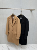 Burberry launches a new men's cashmere coat in stock for autumn and winter 2025, showcasing luxurious quality and outstanding style. 🧥 Essential items for men in autumn and winter 🧥This coat from Bajia is carefully crafted with 100% imported Australian cashmere, with a delicate texture and soft comfort, bringing you unparalleled warmth experience in the cold autumn and winter seasons. Black and khaki are two classic colors to choose from, meeting the needs of different occasions and personal styles. 👔👔Its suit collar design highlights elegance and grandeur, while the mid to long silhouette exudes a more imposing presence. Whether it's business occasions or daily travel, you can make yourself the center of attention. ⌚ ️It is worth mentioning that the collar side seam is carefully marked with the BURBERRY logo, showcasing the unique charm and noble identity of the brand. The embossed leather decoration of Burberry TB logo on the left sleeve adds a touch of fashion and personality to the overall look. 👍Opening the coat, the BURBERRY jacquard lining inside is even more stunning. The exquisite jacquard craftsmanship showcases the brand's ultimate polishing of details. 🫰Burberry's new men's cashmere coat for autumn and winter 2025 is a perfect combination of quality and fashion, making it an excellent choice for your autumn and winter season. Let's welcome this beautiful season together with the demeanor of kings.Size: S-XXL. - Image 8