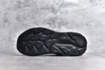 纯原级别 HOKA ONE ONE Clifton 克里夫顿9代专业性能减震公路跑步鞋 轻盈透气的针织网面和纱线的使用让鞋面更挺拔 增强鞋面的强度和支撑性能 搭配柔软的鞋舌 让双脚在舒适包裹中跑的更加畅快 全新泡棉中底 柔软的同时增强回弹性能 为不同跑者提供更平稳流畅的脚感 带来全面的缓冲保护 根据人体工程学设计的延长拉襟 后跟处弹软的海绵填充舒适固定 避免掉跟和摩擦 相比上一代光滑的内衬 Clifton 9的内衬增强了摩擦力 避免双脚在鞋内滑动 SIZE：36 36.5 37.5 38 38.5 39 40 40.5 41 42 42.5 43 44 44.5 45 - Image 6
