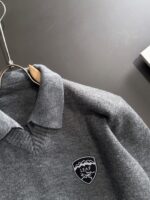 The latest winter sweater on the official website of Archaeopteryx 2025 is currently on sale at the counter! Specially supplied wool blended fabric Comfortable to feel It can directly touch the skin, with exquisite embroidered logos and badges that are extremely eye-catching! Details highlight the fashionable charm of big brands Exquisite craftsmanship Stereoscopic cutting style The wearing effect is unbeatable and handsome! All three standards are complete! Size: M-3XL - Image 2