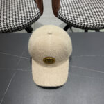 Gucci baseball cap ♥️ GUCCI 🧢 New autumn and winter plush baseball cap, 🔥🎩  The craftsmanship is very exquisite and convenient to carry! Run volume! - Image 5