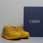𝐂𝐇𝐑𝐈𝐒𝐓𝐈𝐀𝐍 𝐃𝐈𝐎𝐑 𝐁𝟯𝟬 迪奥火爆情侣休闲鞋【撞脸NB？现已是D奥B30】时代 顺应复古市场趋势的「Dad Shoes」风格鞋款！ 鞋舌上的Dior标志，也注明了这双鞋的型号为 B30！运用了质感细腻的皮革与网眼布面材 质拼接成鞋身，鞋身两侧贴有显眼的反光字母CD表明身份，鞋身多处线条勾勒细节，让鞋子整体看起来不那么单调。搭载奶油色EVA、橡胶混合大底，复古风十足 Size：女码35-39
男码39-44 - Image 2