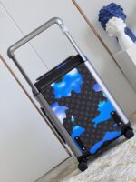 【独家实拍 黑花丝印拉杆箱】K608 全新 Horizon 拉杆箱以个性创意革新路易威登的传奇经典，为标志性 Monogram 帆布点缀旅行贴饰，追溯品牌传统行李箱的设计风尚。皮革边角保护和超大外置拉杆丰富智慧细节，打造优雅且实用的旅行伴侣。详细特征35.0 x 23×53cm（长×宽×高）
人工测量1-2cm误差 
【温馨提示❤此款无包装/不支持退换】 - Image 5