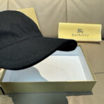 Comes with box bag, Burberry counter popular original baseball cap, TB small embroidery. 1: Customized mold making, 3D embroidery, exquisite and flawless! 100% pure cotton fabric, meticulous workmanship, original factory quality, exclusive physical photography. - Image 5
