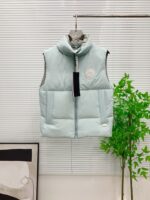 💰 加拿大鹅 Canada Goose 秋冬新款羽绒马甲 
搭配毛衣 卫衣 保暖同时毫无束缚感
采用国标95白鸭绒
轻薄飘逸 给你全方位的温暖！
上身颜值更有水准的洋气
让温暖和风度同行
中心线多重车线呈严整对称 谨守温馨守候 
胸前logo点缀着整件马甲！ 
独特之味道深入骨髓.减龄又十足保暖 既视感简单大气 男女同款 码数：XS-2XL