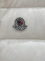 。特级羽绒⬆️Moncler x Christopher Raxxy 明星同款 男女款3D绗缝拉链羽绒马甲. 
🎁出厂标配全套柜台礼盒包装.升级原版磁吸礼盒.
这款羽绒是Moncler xChristopher Raxxy系列的男女同款单品，装饰元素传达了梦想阶梯的设计理念。
演员周雨彤、王安宇倾情演绎“梦幻楼梯”设计理念.
这款立体绗缝羽绒马甲采用轻质抗撕裂面料制成，由品牌携手
Christopher Raxxy合作打造。此款羽绒外套设计源自螺旋楼梯，其装饰元素代表着蜿蜒曲折的命运台阶。
详情
•采用轻质抗撕裂面料制成
•细密抗撕裂面料衬里
•拉链开和
•隐藏式口袋
•防风门襟
•拉链开合
•绗缝贴片，填充羽绒
•联名毛毡标识贴片
Size : 0-4黑色/浅蓝/奶白/三色入.情侣款 - Image 4