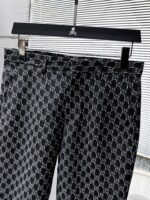 GUCCI 2025ss Spring and Autumn New Western Pants Nine Fen Pants Casual Pants, High end Version! Customized fabrics for counters have high breathability and comfort, impeccable details, and brand element design concepts, reflecting high quality. Delicate and soft to the touch! Presenting casual tailoring, the upper body design is superb! 🐉 Size range: 30-38 🈚 35.37. Can be paired with a set - Image 3