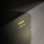 黑色
FÉŃĎI TOTE 托特包“阳光手提袋”
简单字母LOGO设计，琥珀色双手柄是整个包包最大焦点，单拧着就很有气场，也不勒手，整体复古感超强，非常适合喜欢复古风的时髦精，硬货力推💥 
2801
尺寸40x35x21cm#16060 - Image 5