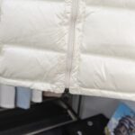 2025 Autumn/Winter New Collection 🆕 Top purchasing version of down jacket 𝐌𝐨𝐧𝐜𝐥𝐞𝐫 Mound Maya classic hooded vesttop-tierTruly exclusive style ‼️ Interior Artifacts for Autumn and Winter ❗ Good products from delayed channels, basic style, can be worn alone or paired with layering, which will give a more layered feel!one ⃣ Gray nylon lining, filled with full velvet, international standard 90% white duck down+10% feathers! High fluffiness and excellent insulation performance 👍two ⃣ Outer layer material, customer supplied m home nylon fabric material! Windproof and snow proof, with first-class feel and high density! Wearing it is not only breathable and comfortable, but also has good anti low temperature, anti-static and wrinkle effects!three ⃣ The most classic and recognizable new stand up collar design, with a detachable hat and brand logo embellishment, gives the upper body a very high street stylefour ⃣ Zipper and hardware combination make it look more advanced! Electroplated hardware, double-sided zipper placket can adjust clothing pattern, while also locking in temperature more effectively! - Image 12