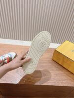 Fendi芬迪板鞋首款大头运动鞋~~fendi match篮球运动鞋，最新元素注入加FF复古的设计，超经典百搭系列……
鞋面采用牛皮和牛猄拼接组合，侧面凸起的双F logo，内里采用毛巾布里，TPU发泡组合双色大底不一般的舒适！情侣款35-44(男码加10) - Image 9