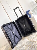 D301
独家实拍 迪奥拉杆箱】D301 全新 Horizon 拉杆箱以个性创意革新迪奥的传奇经典，为标志性 Monogram 帆布点缀旅行贴饰，追溯品牌传统行李箱的设计风尚。皮革边角保护和超大外置拉杆丰富智慧细节，打造优雅且实用的旅行伴侣。详细特征35.0 x 23×53cm（长×宽×高）
人工测量1-2cm误差 
【温馨提示❤此款无包装/不支持退换】】 - Image 9