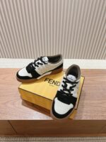 Fendi芬迪板鞋首款大头运动鞋~~fendi match篮球运动鞋，最新元素注入加FF复古的设计，超经典百搭系列……
鞋面采用牛皮和牛猄拼接组合，侧面凸起的双F logo，内里采用毛巾布里，TPU发泡组合双色大底不一般的舒适！情侣款35-44(男码加10) - Image 4