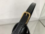 BOX皮
XX翻盖腋下包
Balenciaga这只XX Bag是Balenciaga美包家族最新成员，它的名字以代表亲密的缩写“XX”来命名，简直是情人节必入手的应景包包💖非常流畅的线条和皮革与金属logo的搭配外，XX Bag可随意调节的包带也是让我一眼爱上并入手的原因。将两条背带拼接变成斜挎背包；把背带缩到最短拎在手里，又是俏皮精致都市复古调调；单根背带的最长档位恰好能让XX Bag变身时髦火热的腋下包。型号695645XX尺寸:27x15.5x4.8配原厂盒 - Image 9