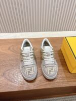 男码加10  Fendi芬迪板鞋首款大头运动鞋~~fendi match篮球运动鞋，最新元素注入加FF复古的设计，超经典百搭系列……
鞋面采用牛皮和牛猄拼接组合，侧面凸起的双F logo，内里采用毛巾布里，TPU发泡组合双色大底不一般的舒适！情侣款35-44 - Image 3