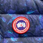 💰 加拿大鹅 Canada Goose 秋冬新款羽绒马甲 
搭配毛衣 卫衣 保暖同时毫无束缚感
采用国标95白鸭绒
轻薄飘逸 给你全方位的温暖！
上身颜值更有水准的洋气
让温暖和风度同行
中心线多重车线呈严整对称 谨守温馨守候 
胸前logo点缀着整件马甲！ 
独特之味道深入骨髓.减龄又十足保暖 既视感简单大气 男女同款 码数：XS-2XL - Image 3