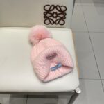 🧢普拉达💰RADA👒 秋冬新款配狐狸毛球专柜针织毛线帽，超火爆💖质感一流，出街超好搭配！减龄神器 - Image 9