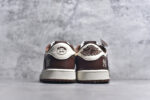 ▪🐼权威实拍💯#SJ36860
新货🚀# Travis Scott x Fragment Design x Air Jordan 1 Low OG SP AJ1 MLB联名 栗色 低帮文化休闲板鞋 XS2024-014
#多方联名合作融合了Travis Scott 独特的音乐风格，藤原浩个性的设计风格以及Jordan品牌的经典元素 使其成为一双具有独特身份和价值的鞋子 清新而立体的外观加上联名标识更突出了其独特身份 这种配色方案显示出活力和时尚感 在视觉上引人注目  鞋身的质感和细腻的细节处理使其显得高端而格调十足  这款“倒钩”联名是设计与创意完美结合  融合多方的个性风格是一款备受瞩目的潮流鞋款
尺码：36 36.5 37.5 38 38.5 39 40 40.5 41 42 42.5 43 44 44.5 45 9.E5 - Image 5
