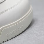 🌟  《顶级品质》
GⅣENCHY纪梵希魔术贴经典款 
专柜官网同步 市面最高版本 原版一比一复刻 四季潮鞋！纪凡希鞋子做工讲究 每一条走线都是按照原版样式 基本做到零瑕疵 媲美专柜 毫无压力 此款鞋即新潮又百搭！
▪️鞋面:进口摩术贴
▪️鞋面:进口头层牛皮
▪️垫脚:羊皮内里
▪️大底:原版TPU
▪️码数:女35一40 男39一44 - Image 8