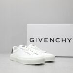 🌟  《顶级品质》
GⅣENCHY纪梵希魔术贴经典款 
专柜官网同步 市面最高版本 原版一比一复刻 四季潮鞋！纪凡希鞋子做工讲究 每一条走线都是按照原版样式 基本做到零瑕疵 媲美专柜 毫无压力 此款鞋即新潮又百搭！
▪️鞋面:进口摩术贴
▪️鞋面:进口头层牛皮
▪️垫脚:羊皮内里
▪️大底:原版TPU
▪️码数:女35一40 男39一44 - Image 3