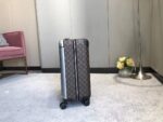 GF4343FB
全新 Horizon 拉杆箱以个性创意革新路易威登的传奇经典，为标志性 Monogram 帆布点缀旅行贴饰，追溯品牌传统行李箱的设计风尚。皮革边角保护和超大外置拉杆丰富智慧细节，打造优雅且实用的旅行伴侣。
详细特征
35.0 x 23×55cm
（长×宽×高）
·Monogram 帆布
.牛皮饰边
.织物内衬
.银色金属件
.拉链开合，配有挂锁
.路易威登标识
.内层平整
.弹性饰带
.口袋分层
.皮革边角
.大号外置拉杆
.4 个紧凑型滑轮
.机舱行李尺寸 - Image 3
