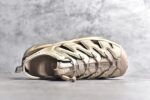 HOKA One One Hopara Sandals 霍帕拉系列水路两用溯溪涉水休闲户外露营凉鞋 作为先锋品牌的 HOKA ONE ONE总是以独特的方式 HOPA RA是一款溯溪鞋 又名排水鞋 可长期用于涉水和溯溪 保护脚底和脚趾的安全和舒适 鞋面材料速干 透气 耐磨 鞋底防滑 耐磨 抓地能力强 出于安全考虑 设计要求较高 涉水溯溪过程中 水 泥沙 可以直接从鞋内大孔排出 细纹鞋底使在岩石上抓地能力强 避免打滑 而上路后 鞋面具有快干透气等优点 尺码：36 36.5 37.5 38 39 40 40.5 41 42 42.5 43 44 45 - Image 4