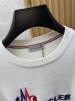 The latest round neck sweater for autumn and winter on the official website of Mengkou 2025 is currently on sale at the counter! Specially supplied wool blended fabric Comfortable to feel It can directly touch the skin, with exquisite embroidered logos and badges that are extremely eye-catching! Details highlight the fashionable charm of big brands Exquisite craftsmanship Stereoscopic cutting style The wearing effect is unbeatable and handsome! All three standards are complete! Size: M-3XL - Image 3
