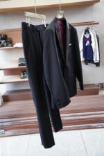 Dior -25SS autumn and winter new suit suit suit 🫑🫑 Two piece trendy and fashionable suit, a must-have item for business elite wardrobes, men's formal wear, fashionable and trendy wear, brand classic logo logo logo super generous, classic styles will be released every quarter! Wearing the pattern is really great, strongly recommended!Sharp and ergonomic tailoring, with a tall and handsome upper body, simple and elegant. Comfortable and slim fit, showcasing a gentlemanly demeanor at a glance. Made from carefully selected suit fabrics, including 20% wool, 18% viscose, 58% polyester, and 4% spandex, the fabric feels soft and delicate, with good luster and elasticity. The waist is made of sheepskin and leather, and is adorned with Louis Vuitton's soul logo embossed with letters! The silhouette and waist cinching add more comfort to the dressing of stylish men, making them look slim yet handsome!Used for making high-end professional and business formal suits, renowned worldwide for its classic and solemn design style. A high-end business casual suit set that requires high craftsmanship, takes a long time to make, and can be worn all year round!The fabric is flat, with a smooth and full texture, and a firm appearance. It is made of high-quality cotton wool material, and the quality of the material is visible when tied tightly.Regarding details: The high-end suit is cut with a modern feel, combining traditional cutting art with modern production techniques. It adopts fully imported automatic cutting pieces, with almost zero error in each piece of fabric, and then hand sewn by top tailors to ensure the fit and beauty of every part. The front two layers are saved, and according to the principles of ergonomics, it is slim fitting but not tight fitting. The elastic of the cow tendons on both sides of the waistband of the trousers can be adjusted! Not wearing tight waists!Classic collar design, classic style without conservatism, simple and elegant. The lining of the collar is made of pure handmade tribute needles, and we insist on hand sewing handicrafts, all of which are from the hands of experienced craftsmen. The quotation is based on the labor and time consumption per meter, and each stitch is rigorous and excellent, without any burrs or stitches on both sides. Handcrafted sleeves, hand nail buckles, hand calibration, and handmade threading can be seen everywhere, delicate and smooth, effectively reducing static electricity in autumn and winter, creating a high sense of unity on the surface and inside. It is worth buying for any man, as it can boost your face in various formal occasions!Color: Black【 Size 】: 46-56