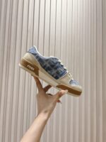 男码加10  Fendi芬迪板鞋首款大头运动鞋~~fendi match篮球运动鞋，最新元素注入加FF复古的设计，超经典百搭系列……
鞋面采用牛皮和牛猄拼接组合，侧面凸起的双F logo，内里采用毛巾布里，TPU发泡组合双色大底不一般的舒适！情侣款35-44