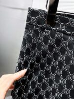 GUCCI 2025ss Spring and Autumn New Western Pants Nine Fen Pants Casual Pants, High end Version! Customized fabrics for counters have high breathability and comfort, impeccable details, and brand element design concepts, reflecting high quality. Delicate and soft to the touch! Presenting casual tailoring, the upper body design is superb! 🐉 Size range: 30-38 🈚 35.37. Can be paired with a set - Image 5