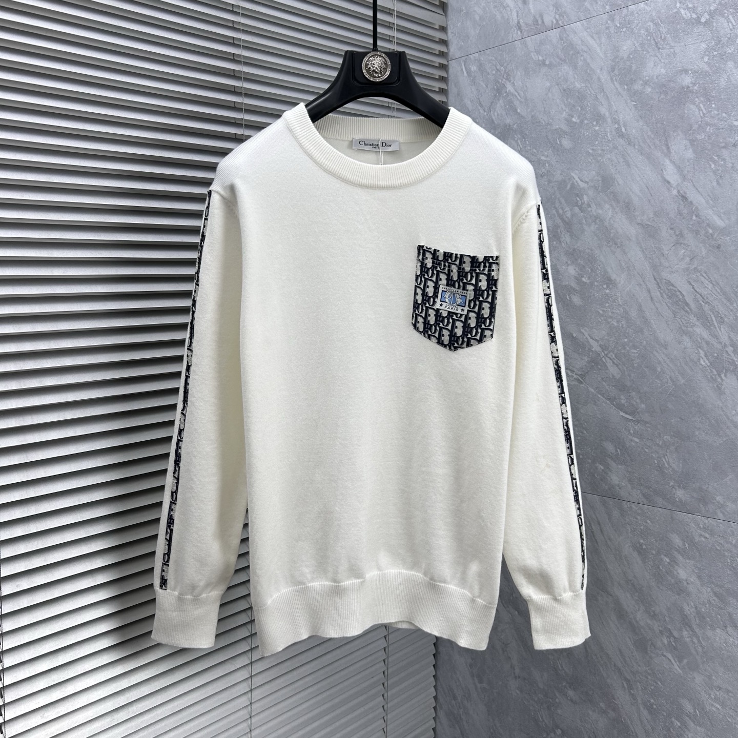 P 180 💐  DR 2025 autumn/winter wool blended round neck knitted sweater, made of imported custom yarn, provides comfortable and warm upper body, and is available for sale at the counter simultaneously. All three standards are complete.Size: M-3XL