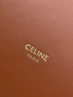 Celine赛琳21s新款Cabas限定款水桶包. 单肩手提包，包身采用羊毛🦙织物帆布面料配头层牛皮革制成，这个面料比普通帆布感觉更耐磨耐用，这款帆布包真心好看，配色很温暖，自带愉悦喜庆的气氛。正面品牌字母Logo刺绣针织，彰显品牌标识度。底部采用牛皮革面料。顶部固定牛皮革手提，另配一条可调节牛皮革物长肩带，可手提也可肩背，肩带厚实，上身非常舒适。360%旋转扭扣开合设计，携带出门方便又安全。内里空间超大，配有一个可拆卸的拉链袋，隐私物件或者一些小东西可以更好的收纳，容量巨能装。轻松满足任何日常出门所需。上身美丽，搭配任何衣服都能提升整体造型的时髦度，随性又复古感。特别是要出门，但是又不想打扮太花俏，只想低调的出去逛个街的，这款包绝对是最佳选择，既朴素又不失设计，朴实又总是吸引人眼球，一眼望去简直无法转移目光，出去度假也是拎了就能走，简直太爱了，赶紧自留起来！尺寸：25X23X23cm 编号：#826373750 - Image 6